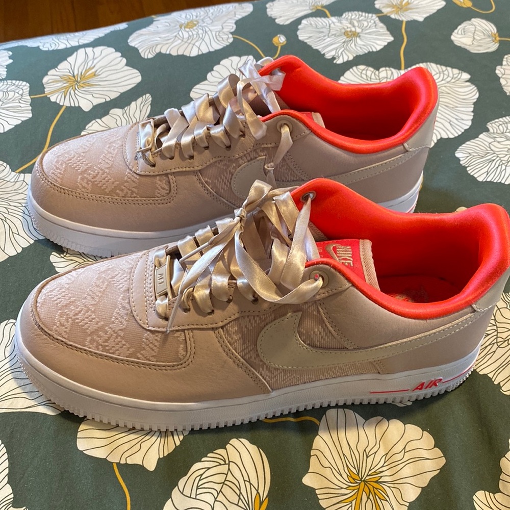 Nike Air Force 1 ‘07 Fossil Stone/ Laser Crimson/ White.